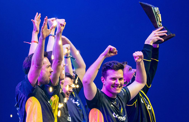 Команда Natus Vincere празднует победу на CS:GO Major Championship Winners
