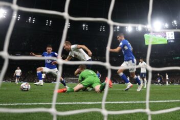 Алан Ширер отметил двоих игроков в составе «Тоттенхэма»