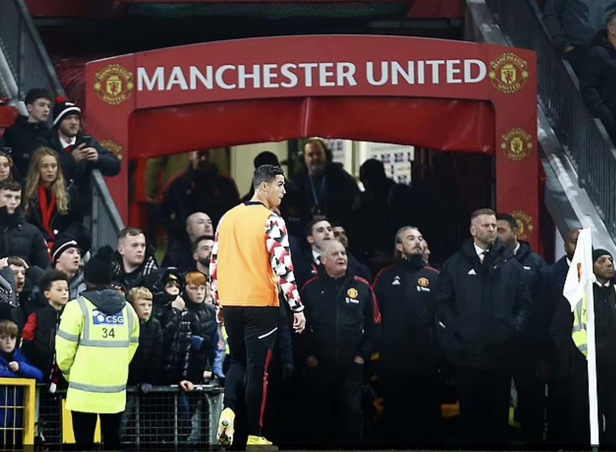 Роналду ушел в раздевалку