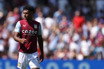 Тренер «Брентфорда» общается с нападающим «Астон Виллы»