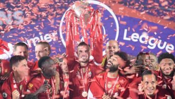 Вручение трофея «Ливерпулю» после красивой победы над «Челси» 5:3