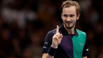 Даниил Медведев прокомментировал свое поражение Циципасу