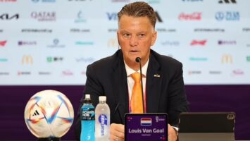 Луи ван Гал отправил домой журналистов, критикующих игру его команды