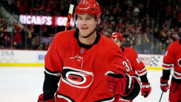 Андрей Свечников стал третьей звездой матча против «Питтсбурга»