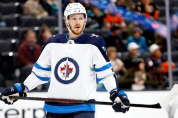 Российский хоккеист Евгений Свечников выставлен на драфт отказов в НХЛ