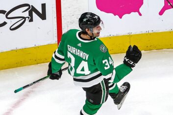 Шайба Гурьянова позволила «Далласу» победить «Детройт»