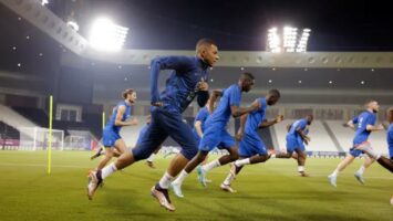 Три игрока сборной Франции тренировались отдельно из-за вируса