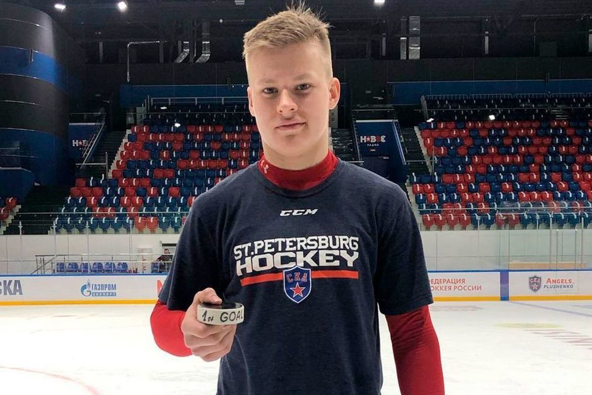 Юный хоккеист Мичков вновь попал в тройку драфта 2023 года по версии СМИ