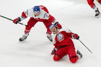 Канадцы крупно проиграли чехам на старте молодежного ЧМ по хоккею