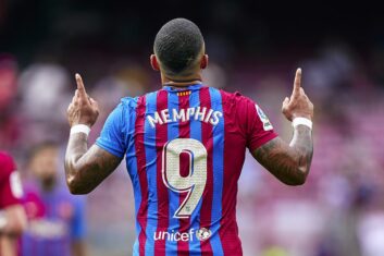 «Барселона» отчаянно пытается продать Депая