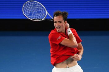 Теннисист Медведев сыграет с Джоковичем в полуфинале турнира в Дубае