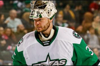 Худобин пропустил четыре шайбы в матче АХЛ