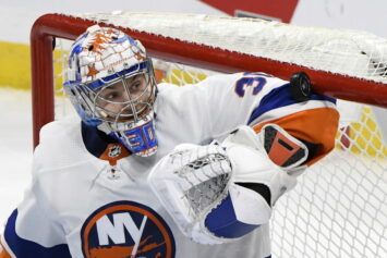 Сорокин отразил 30 бросков и позволил «Айлендерс» разгромить «Каролину»