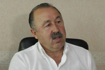 Газзаев призвал не оценивать Карпина по товарищеским играм