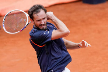 Медведев выиграл первый турнир на грунте в карьере