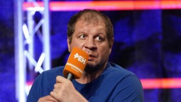 Емельяненко досрочно победил Ершова в рамках «Бойцовского клуба РЕН ТВ»