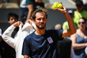 Медведев вылетел из «Ролан Гаррос»