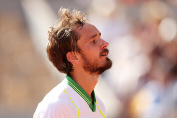 Медведев прокомментировал вылет из «Ролан Гаррос»