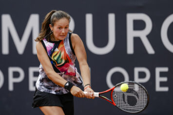 Касаткина обыграла Вондроушову во Франции