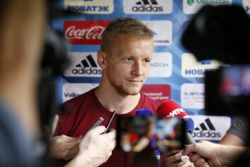 В «Локомотиве» не торопятся с решением по Смольникову