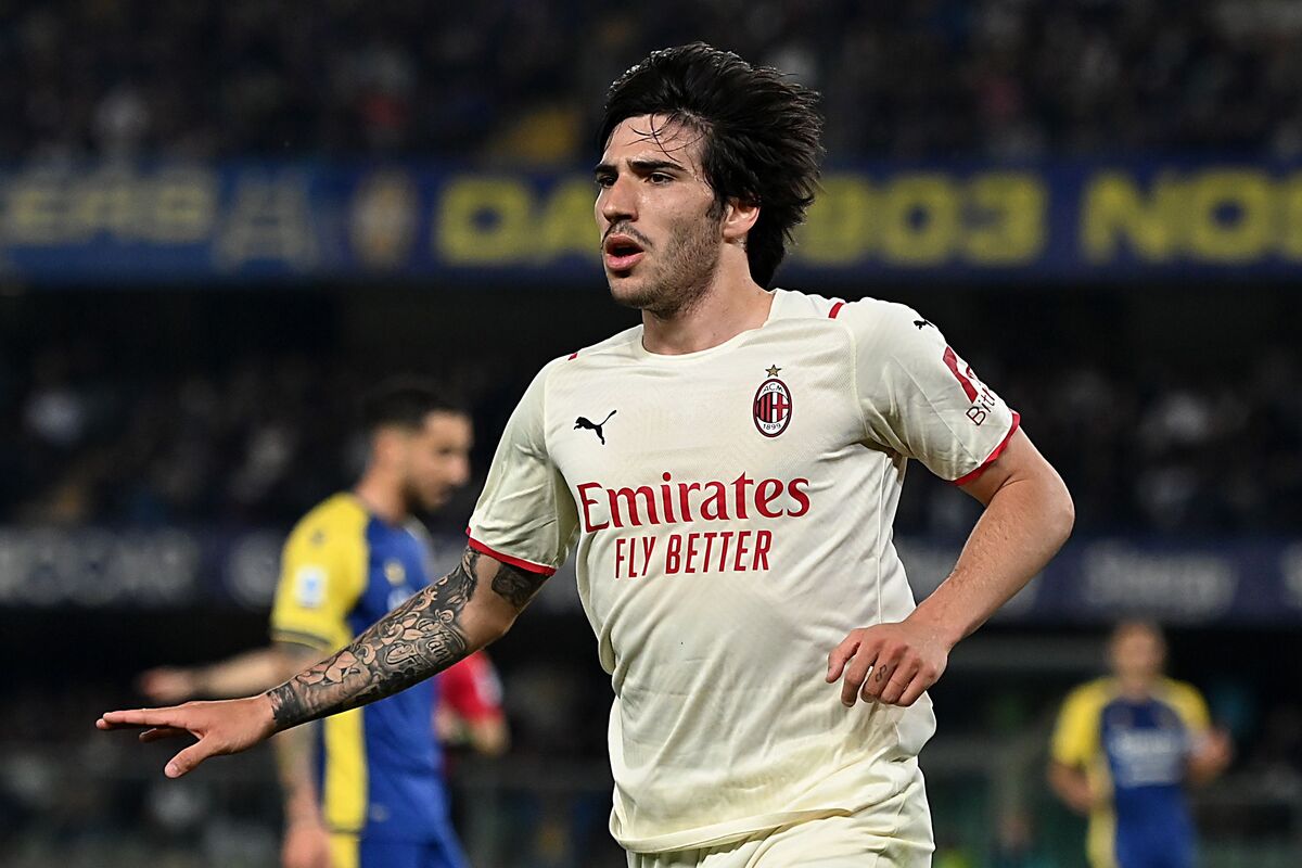 Сандро Тонали