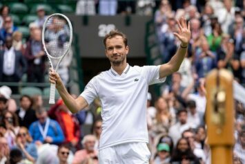 Медведев переиграл Маннарино на «Уимблдоне»