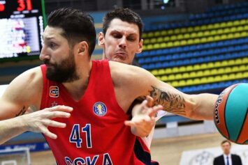 Тренер ЦСКА прокомментировал продление контракта с Курбановым