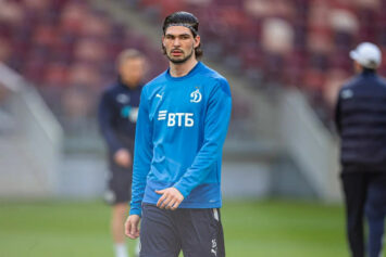 Инсайдер: «Лион» не может подписать Сазонова из-за запрета на регистрацию новичков