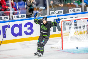 «Салават Юлаев» разгромил «Ладу» благодаря хет-трику Хмелевского