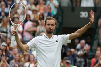 Медведев с победы стартовал на турнире в Пекине