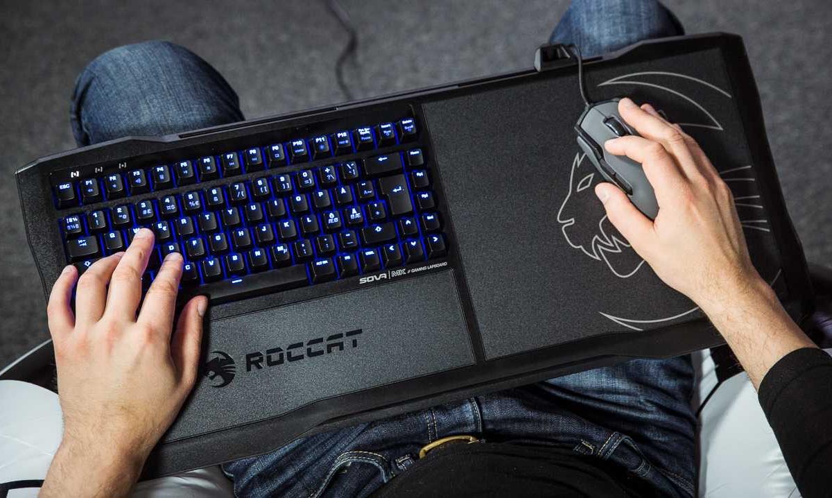 Играть мышкой без клавиатуры. Roccat клавиатура с мышкой. Наколенная клавиатура. Клавиатура и мышь расположение. Геймерский столик для клавиатуры.