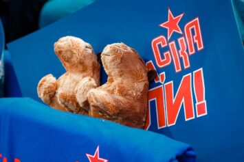 «Капибарапад» от Лиги Ставок: 7100 игрушек вбросили на лед «СКА-Арены»