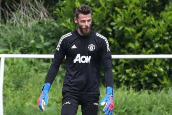 Давид де Хеа тренируется в форме «Манчестер Юнайтед», проведя год без клуба