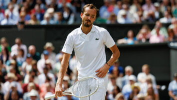 Медведев выиграл 1-й сет, но уступил Алькарасу в полуфинале Уимблдона