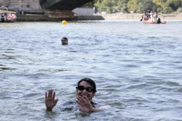 Загрязненность Сены оказалась повышенной в день заплыва мэра Парижа