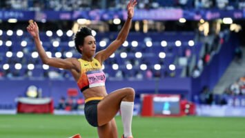 Немецкую прыгунью с серебром Олимпиады-2024 увезли со стадиона на коляске