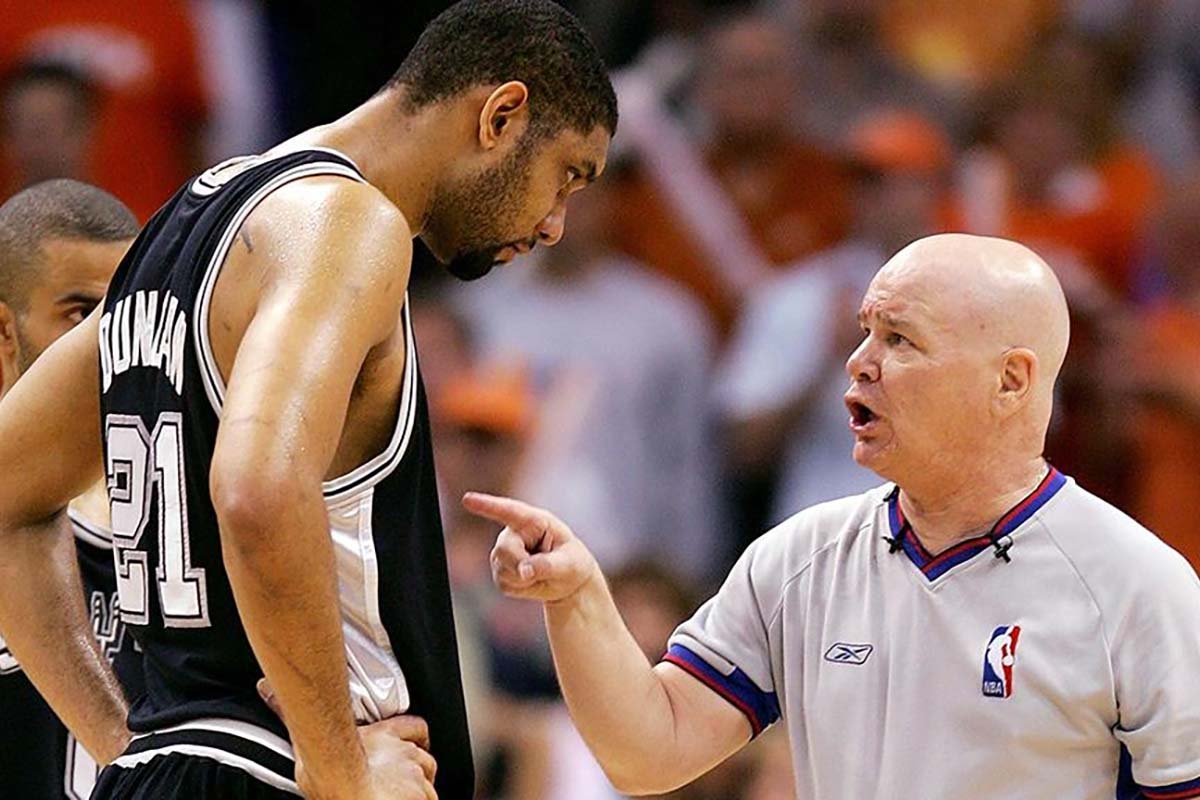 Баскетболист и арбитр