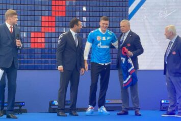 Новому нападающему «Зенита» Соболеву вручили хоккейный свитер вместо футбольной формы