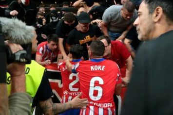 Мадридское дерби было прервано из-за беспорядков: фанаты «Атлетико» забрасывали поле предметами после гола «Реала»