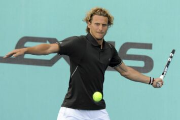 45-летний Диего Форлан начал профессиональную карьеру в теннисе