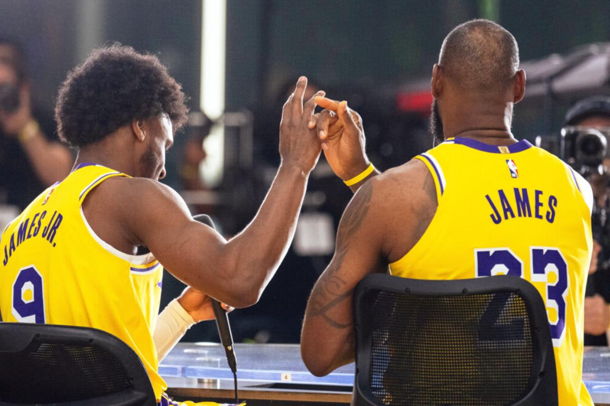 Леброн и Бронни Джеймсы стали первым в истории НБА дуэтом отца и сына