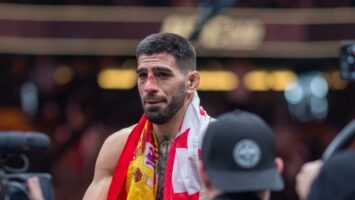 Назван победитель главного события UFC 308