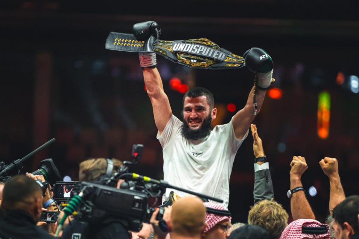 Бетербиев с поясом абсолютного чемпиона