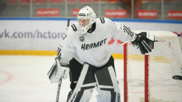 Вратаря фарм-клуба «Трактора» Щетилина сбила BMW X6 на пешеходном переходе