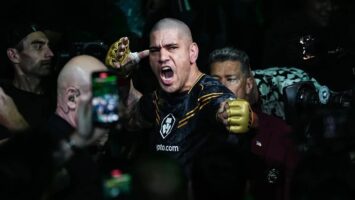 Чемпион UFC Алекс Перейра сделал дорогой подарок своим родителям