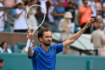 Медведев сенсационно проиграл во втором круге Australian Open