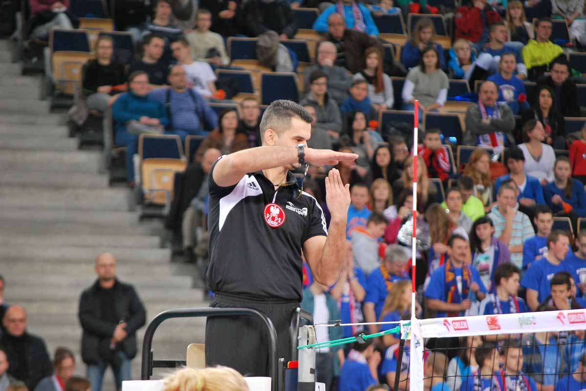 Жест волейбольного арбитра