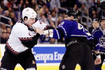 Почему в хоккее можно драться