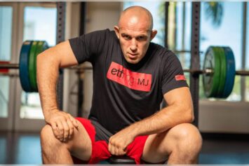 Алексей Олейник проведет бой на голых кулаках в BKFC