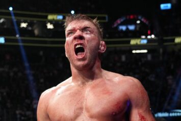 Дрикус дю Плесси подшутил над Хамзатом Чимаевым после официального анонса их поединка